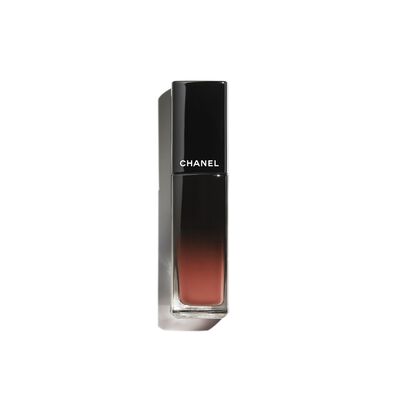 LA BARRA DE LABIOS LÍQUIDA BRILLANTE DE LARGA DURACIÓN